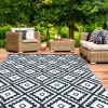IDMarket Tapis extérieur terrasse motifs géométriques noir et blanc 270 x 370 cm* Revêtement Sol Extérieur