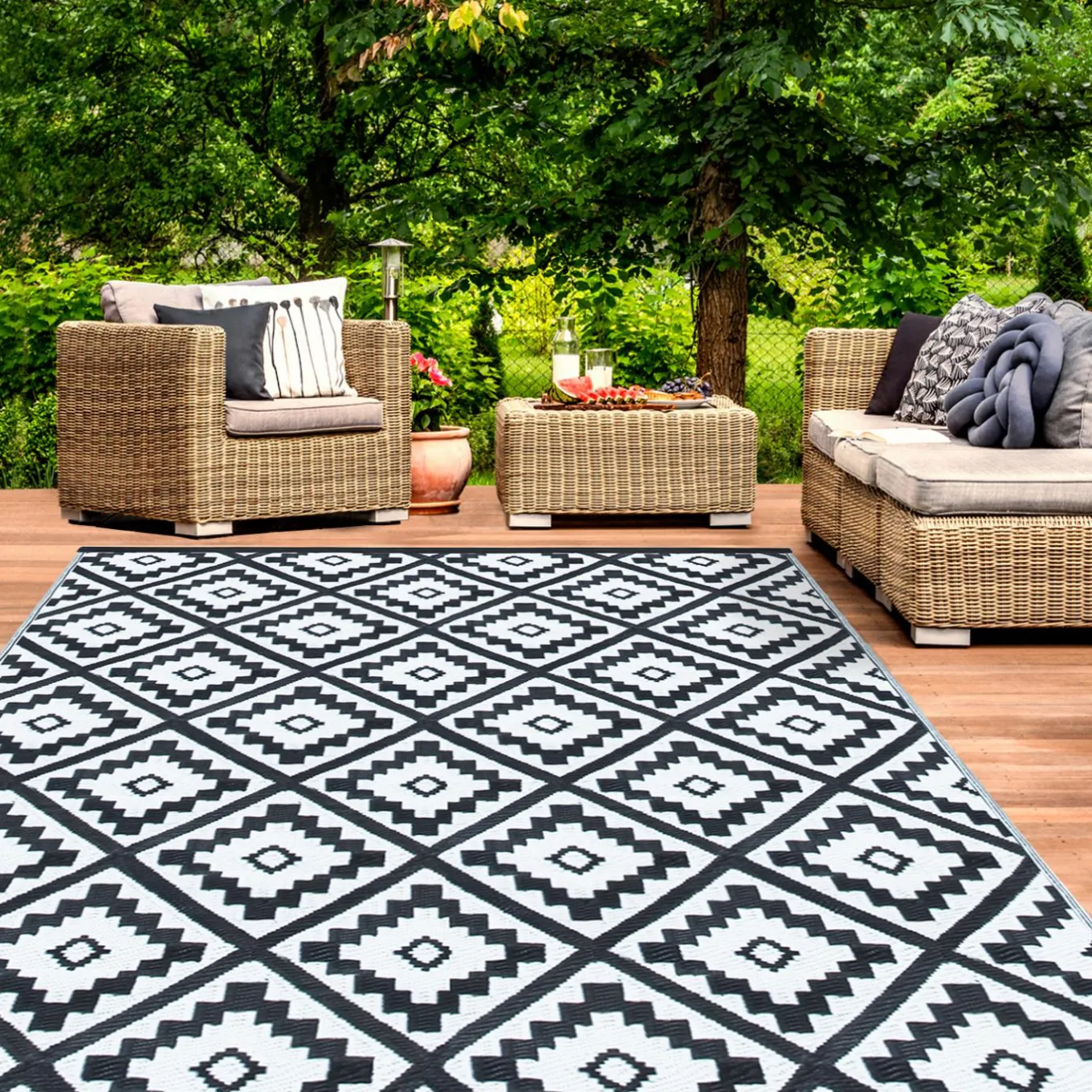 IDMarket Tapis extérieur terrasse motifs géométriques noir et blanc 270 x 370 cm* Revêtement Sol Extérieur